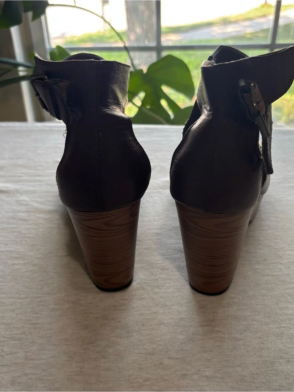 Pierre Dumas Brown Faux Leather Platform Cutout Clogs Heels Size 7